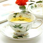 Ensemble tasse à thé cuillère et soucoupe en porcelaine et bordures dorées. Boîte cadeau vintage.