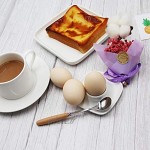 JAMOR Lot de 4 plateaux à œufs carrés en porcelaine blanche Aspect élégant Convient aux œufs durs ou à la coque Cuillère à œufs en acier inoxydable avec poignée en bois